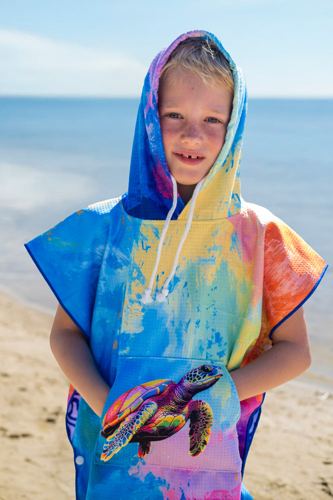 SooBluu x WWF surfponcho kids sfeer 01 WWF-Webshop