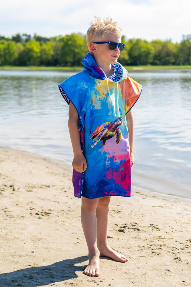 SooBluu x WWF surfponcho kids sfeer 02 WWF-Webshop